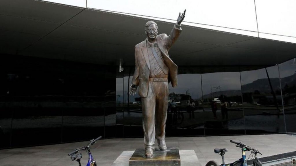 retiran estatua de nestor kirchner de unasur