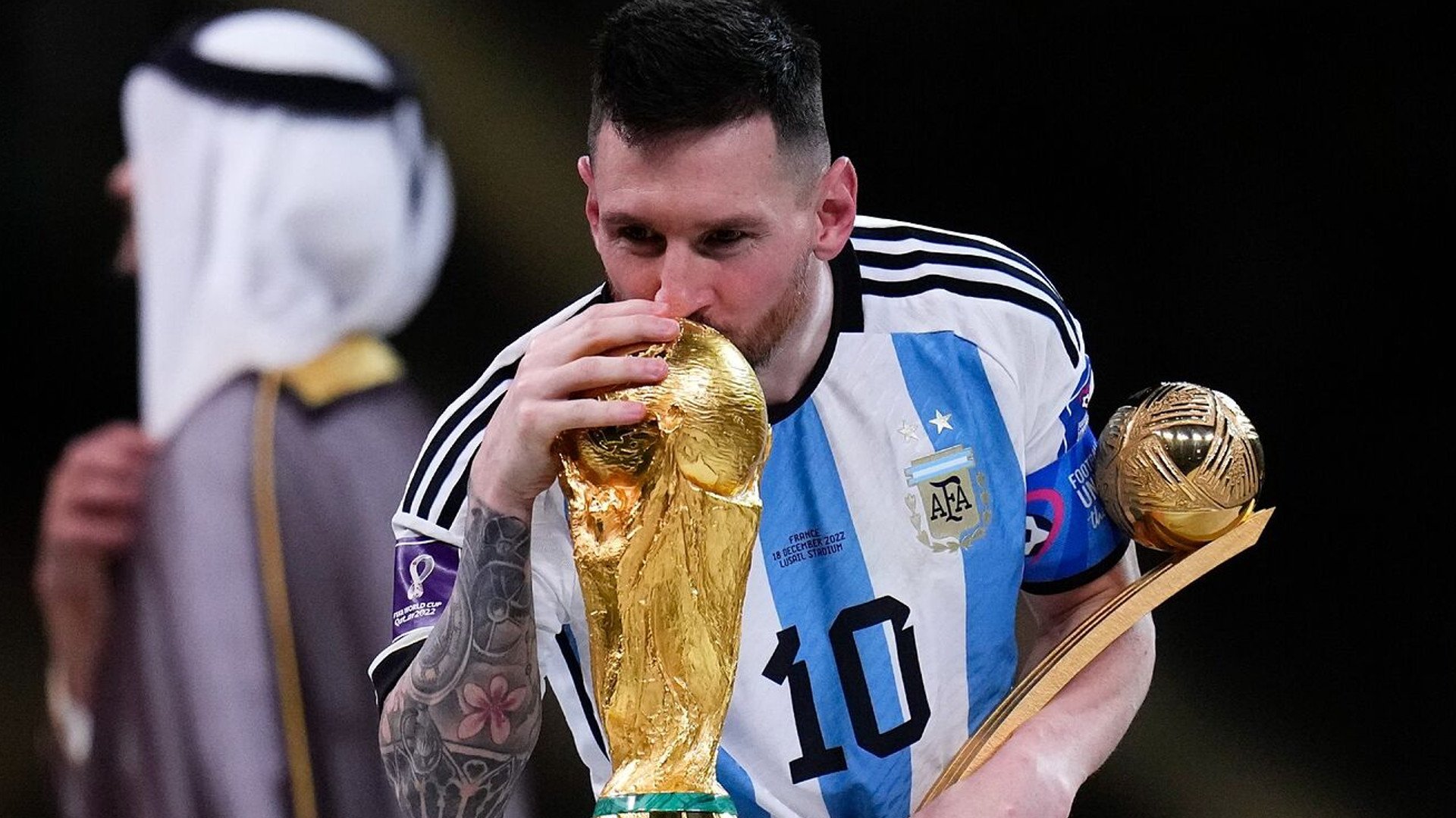 Messi besando la copa del mundo 2022