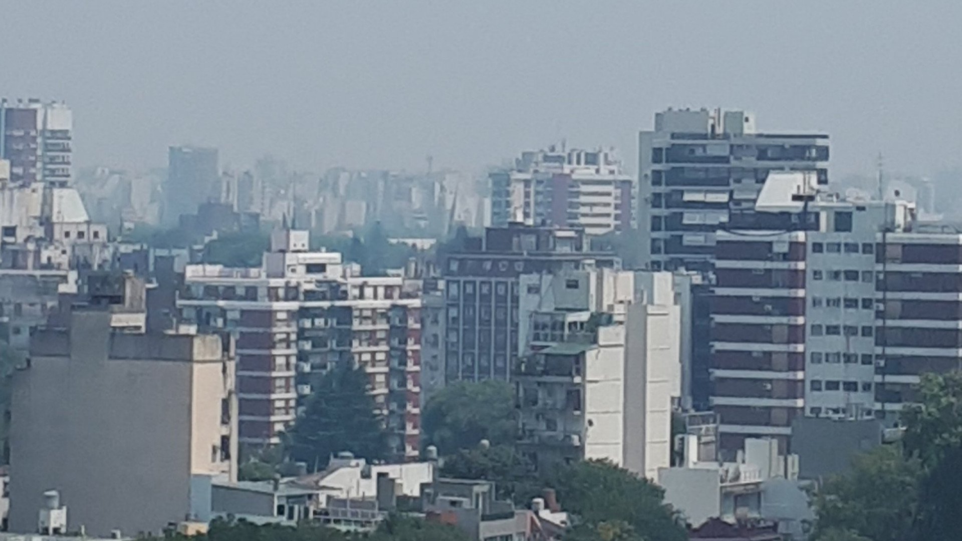 humo en la ciudad hoy