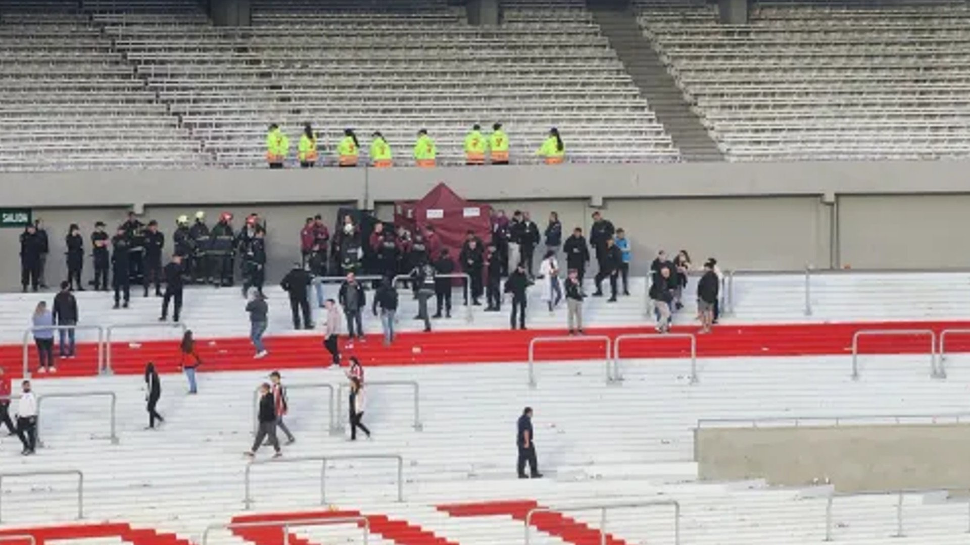 Videos: la hinchada de River paró el partido a los grito