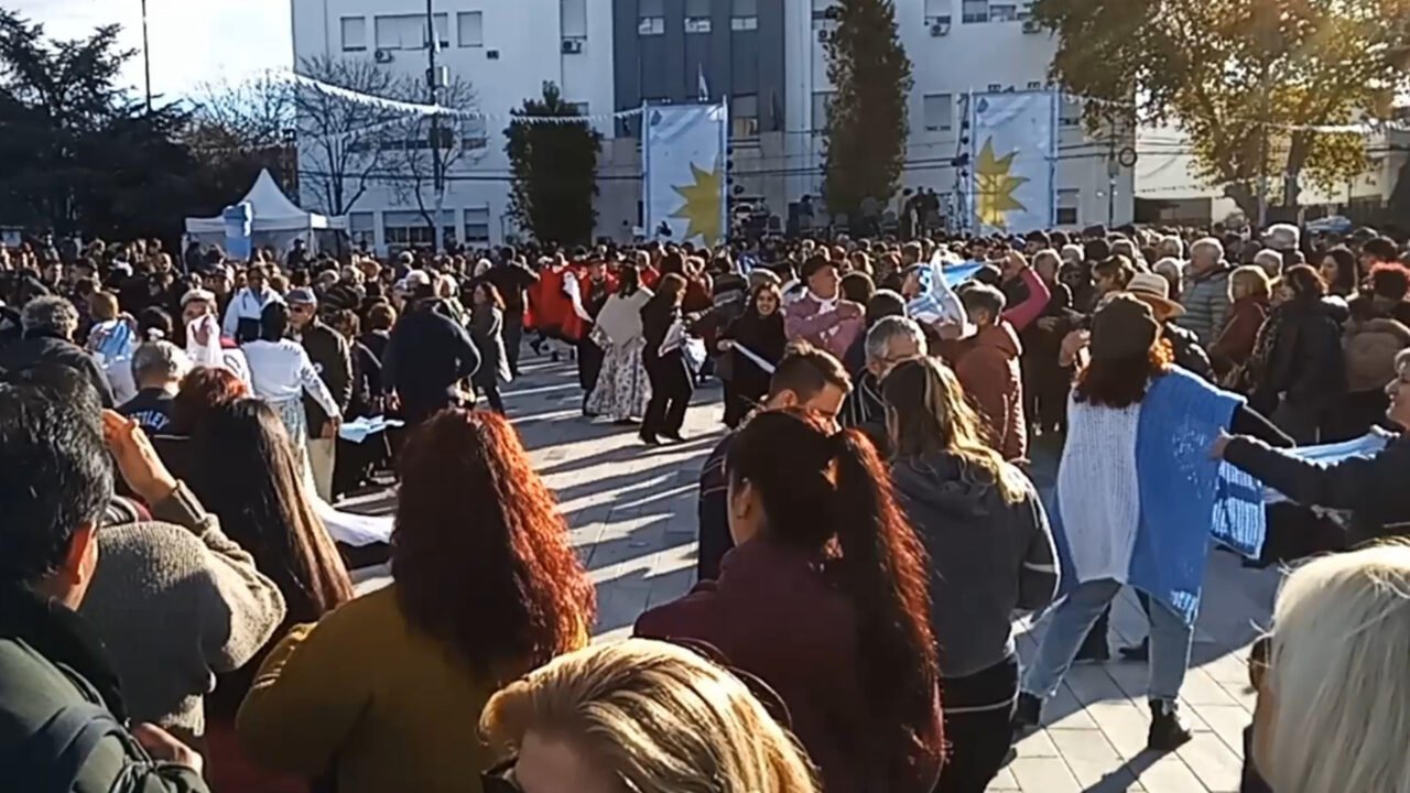 Federico Otermín y Daniela Vilar encabezaron los festejos por el 25 de Mayo en Lomas de Zamora