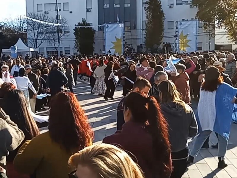 Federico Otermín y Daniela Vilar encabezaron los festejos por el 25 de Mayo en Lomas de Zamora