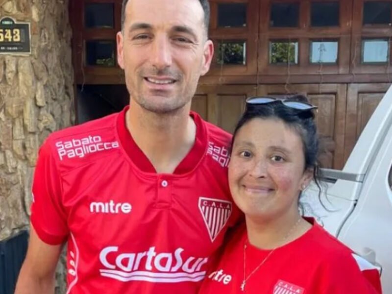 scaloni con la camiseta milaryitas